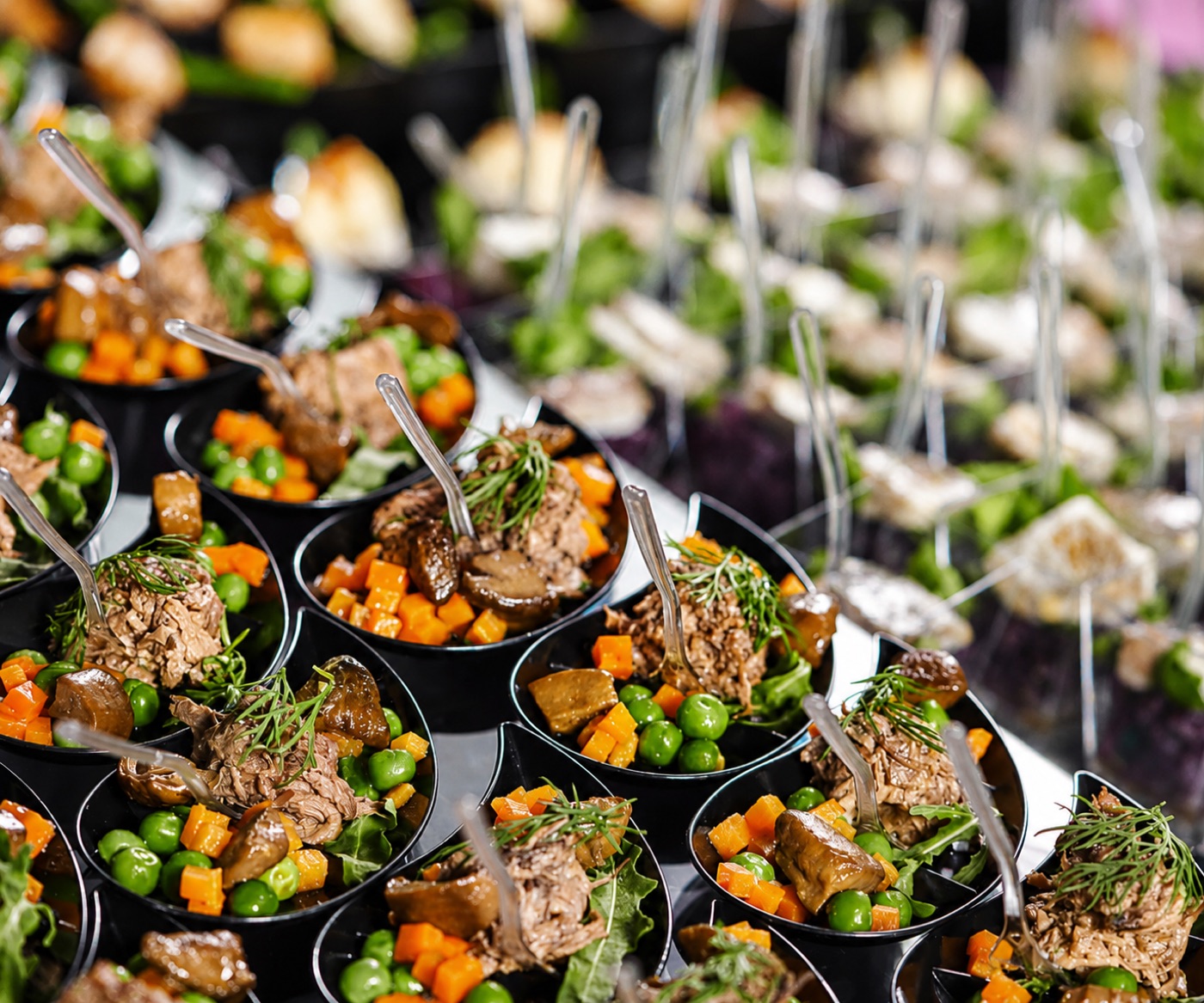 Mini porce na bufetu — tradiční catering