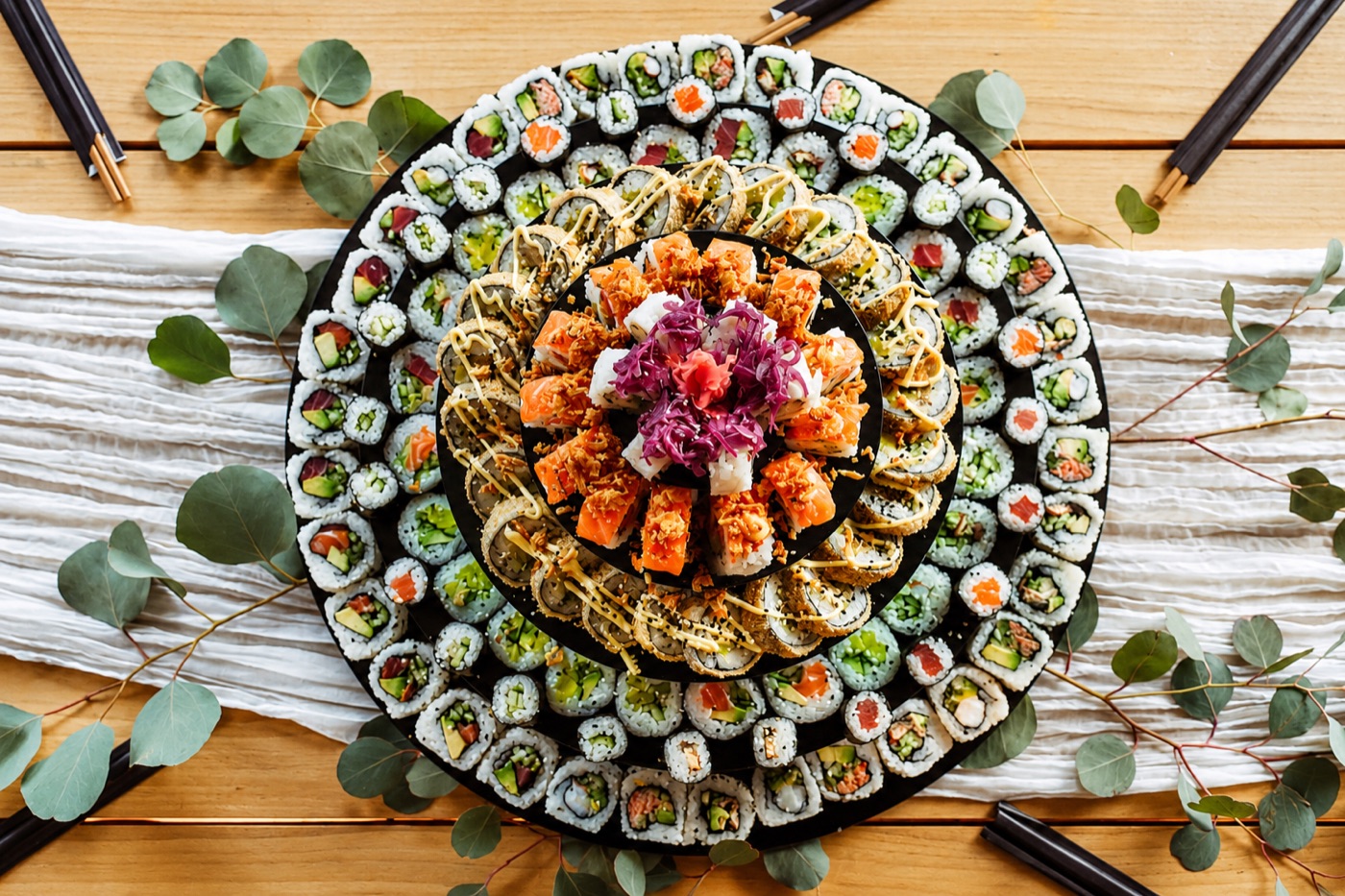 Pestrá nabídka sushi rolek a sashimi
