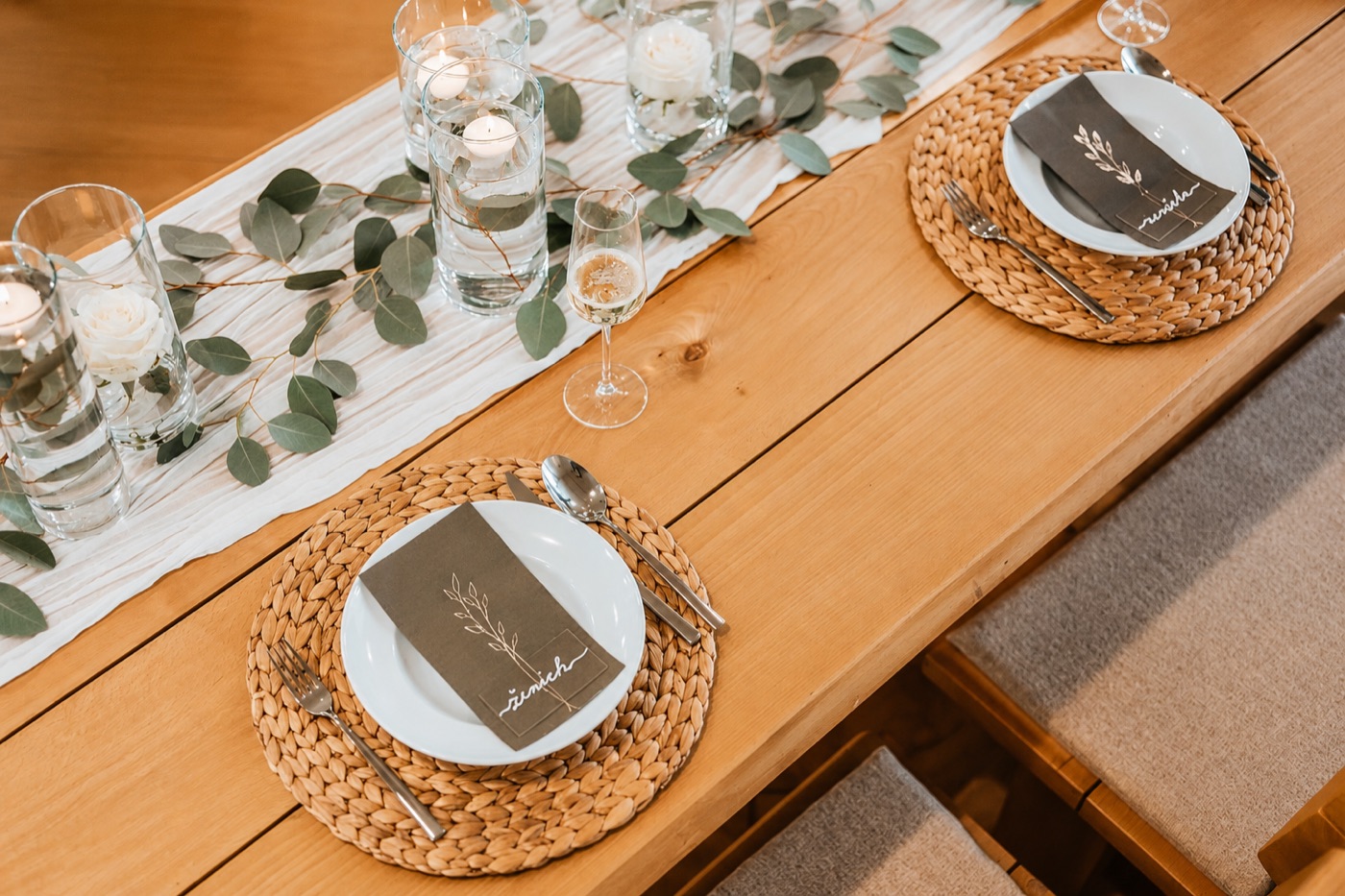 Slavnostně prostřený stůl s menu kartičkami
