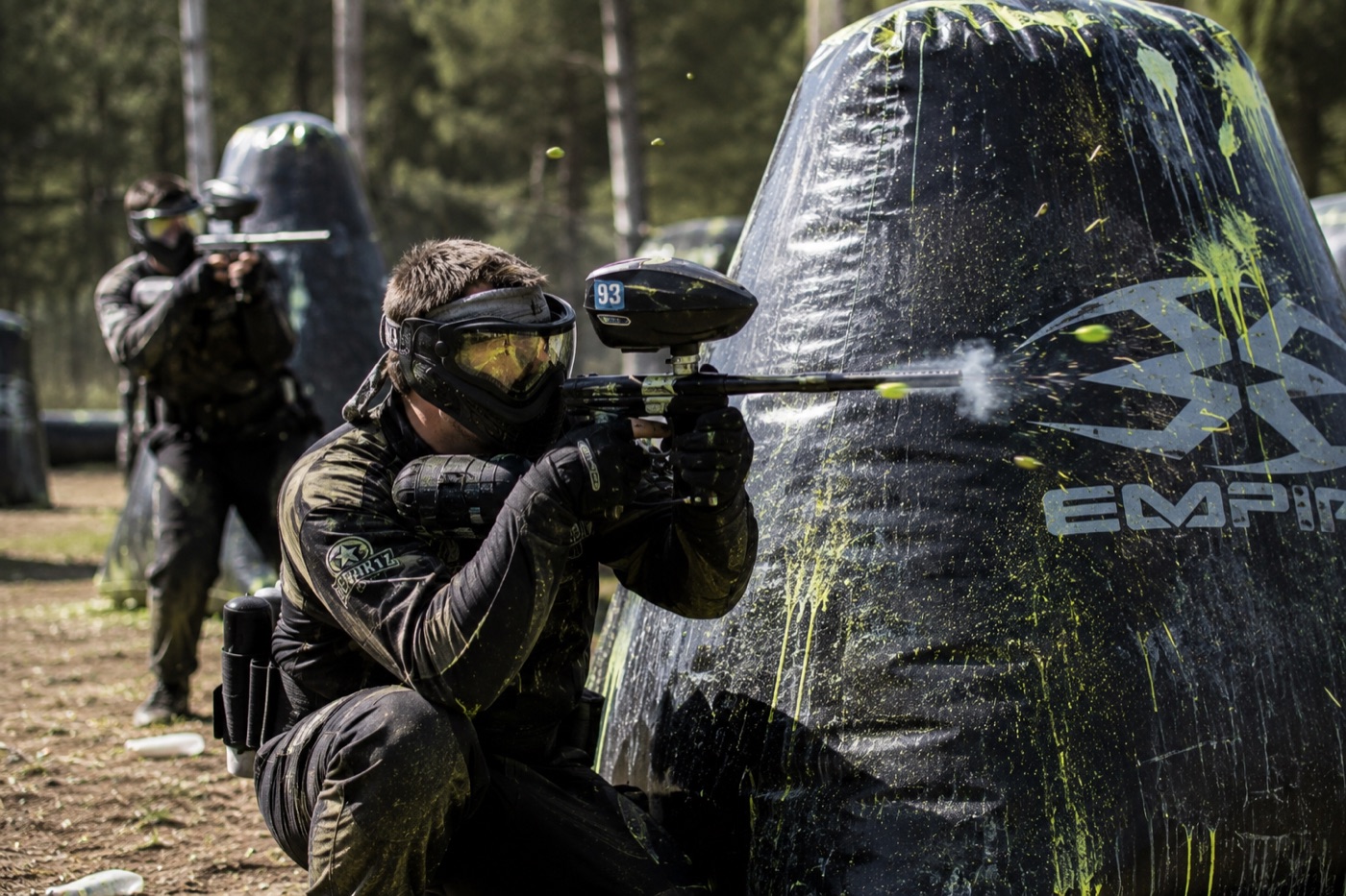 Hráč paintballu v akci v lese